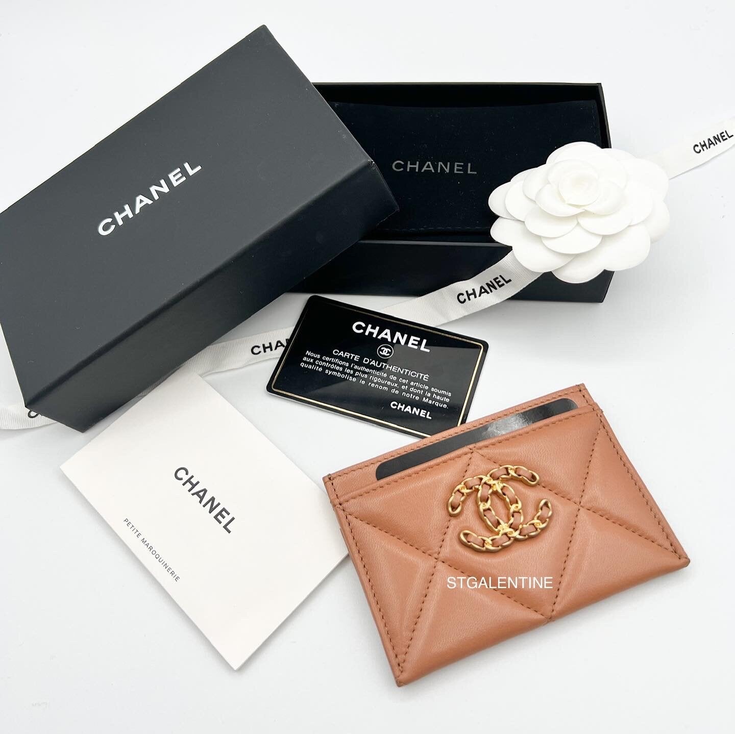 Chanel 19 Flat Cardholder in Caramel
