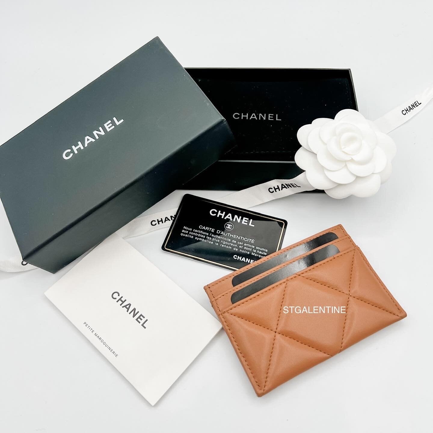 Chanel 19 Flat Cardholder in Caramel